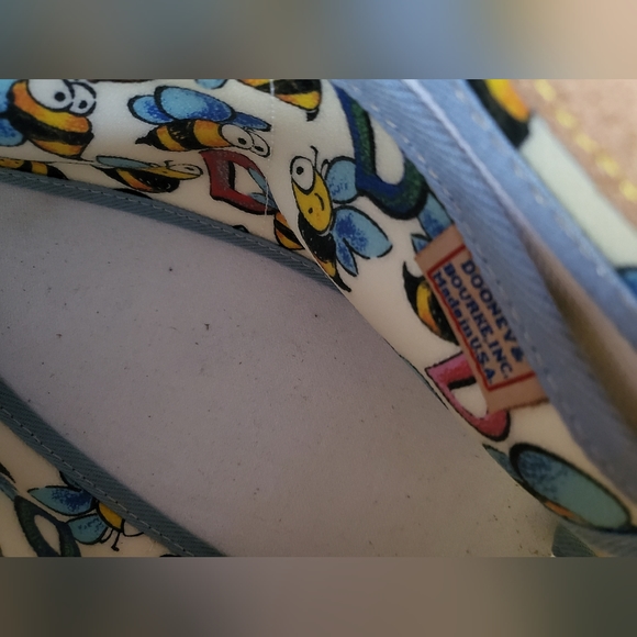 (1359) ABSOLUTELY STUNNING~  Dooney & Bourke Vintage Bee Print Tote - Picture 6 of 10